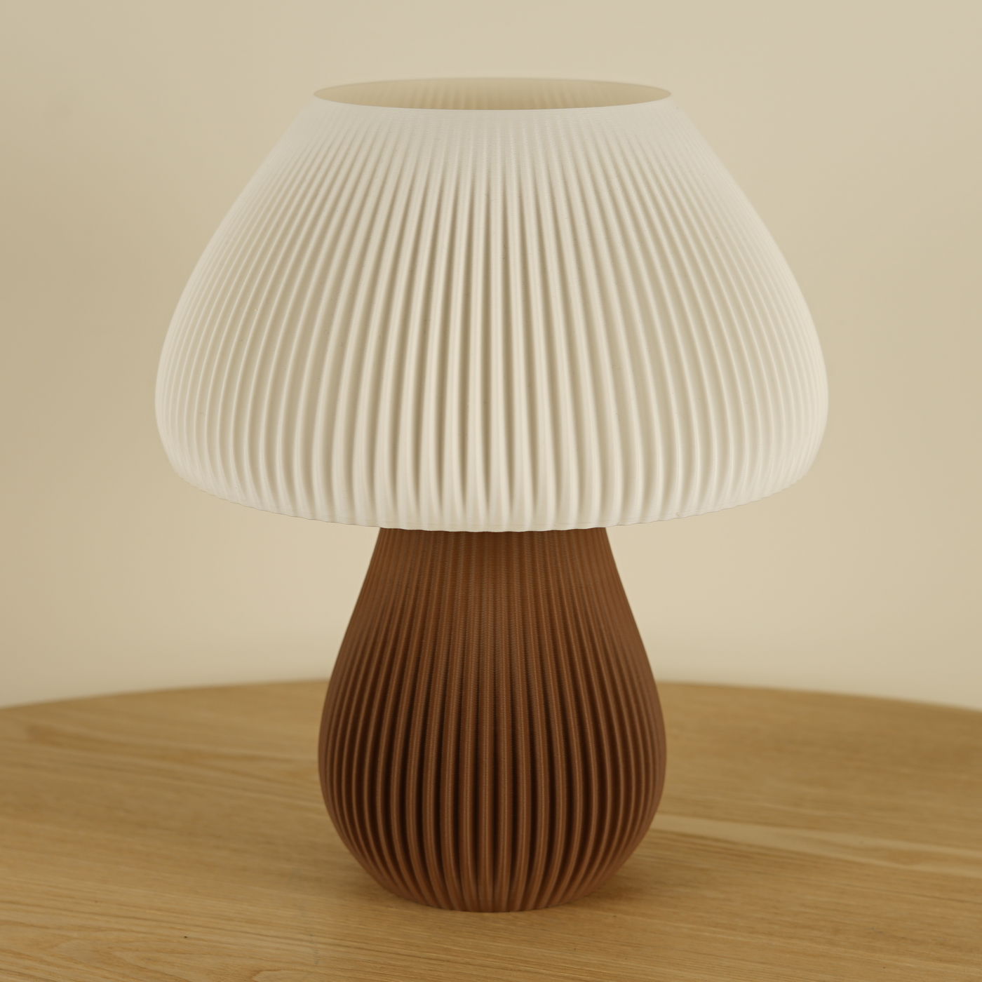 Mushroom designlamp op houten tafel