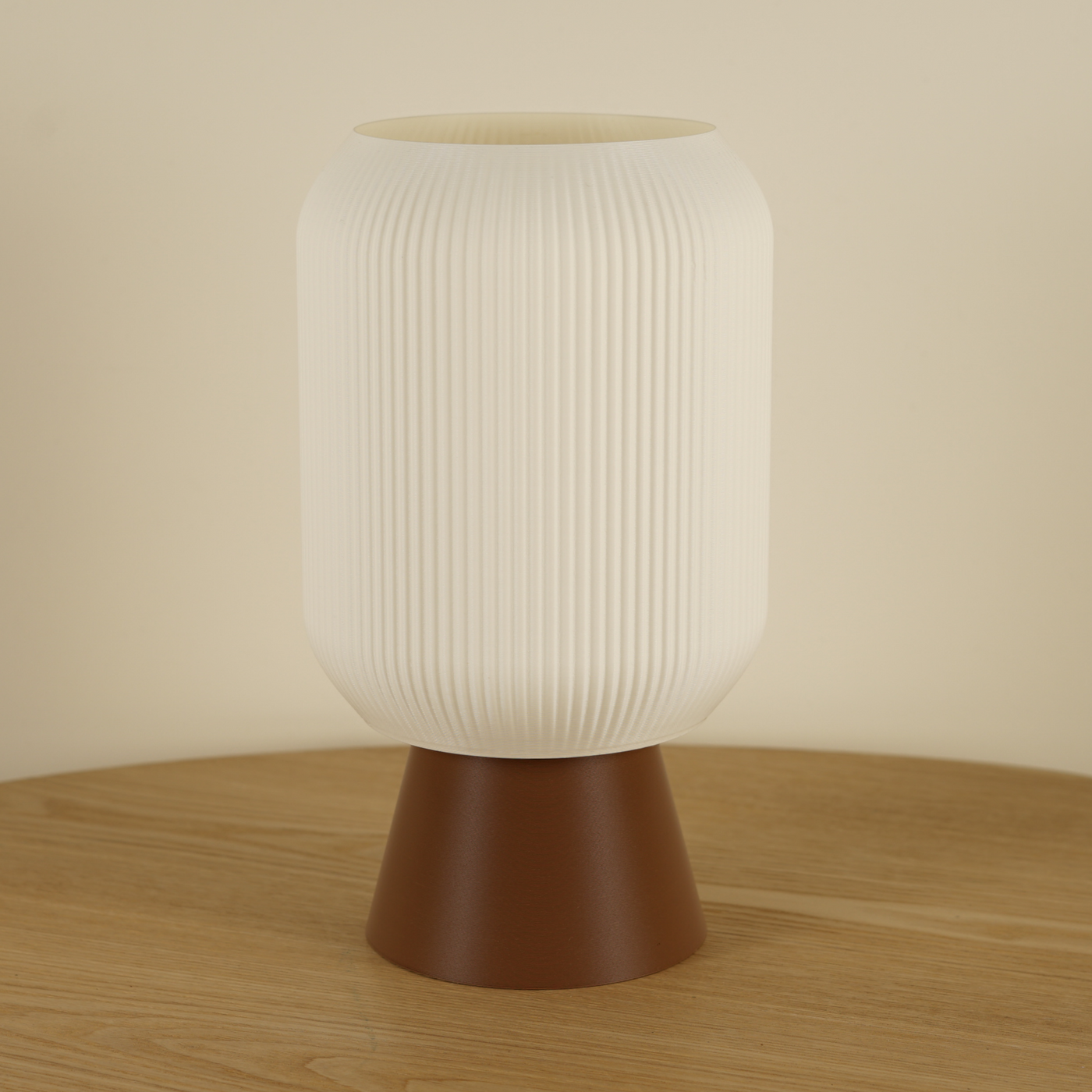 3D-geprinte tafellamp in warme woonkamer